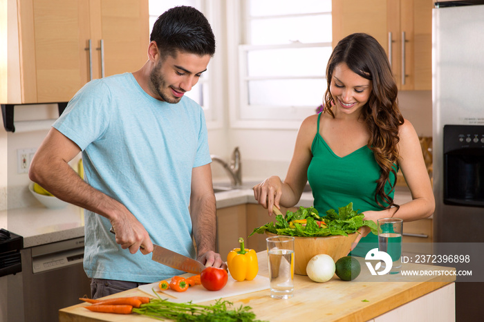 有魅力的男人和女人在厨房准备低卡路里晚餐非常健康意识