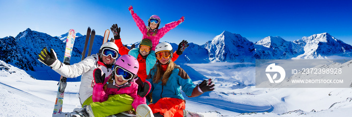 滑雪，雪，阳光和冬天的乐趣-快乐的家庭滑雪队