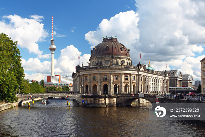 柏林Mitte Bodemuseum mit Frensehturm and der Spree