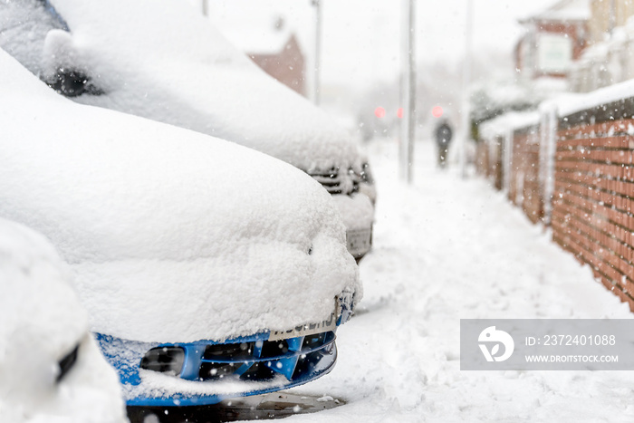 英国大雪下停放的汽车鸟瞰图
