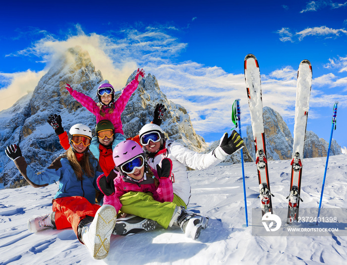 滑雪家庭在阳光明媚的寒冷日子里，在雪地上享受寒假，在山上享受乐趣。圣马丁岛d
