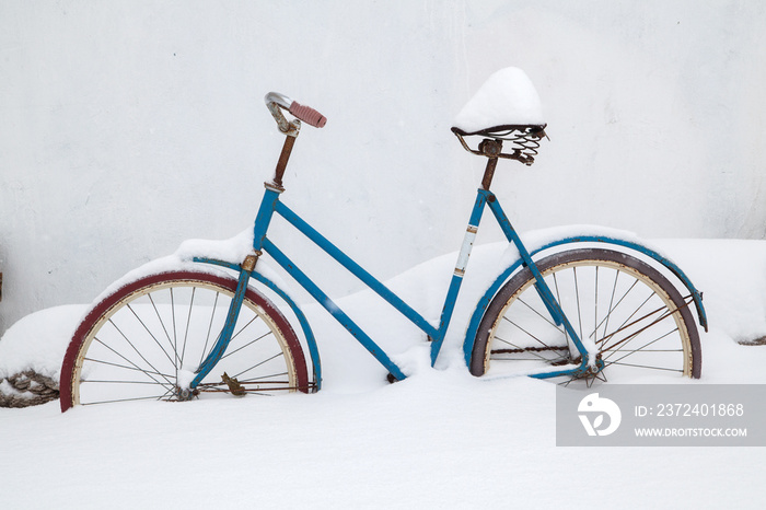 被雪覆盖的旧自行车