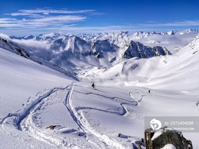 SKIMO，滑雪登山，滑雪之旅。在深雪中的第一条线。粉末跑过终点。完美