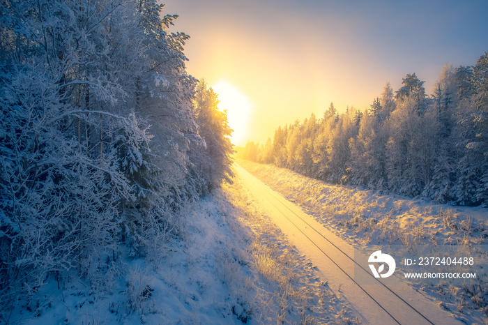 冬季铁路雪景。第一场雪日落景观。照片来自芬兰索特卡莫。