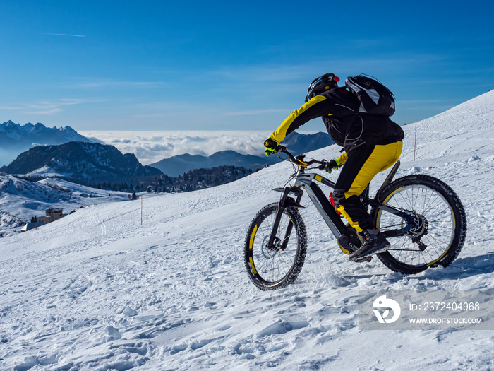 雪地里阿尔卑斯山上的山地自行车