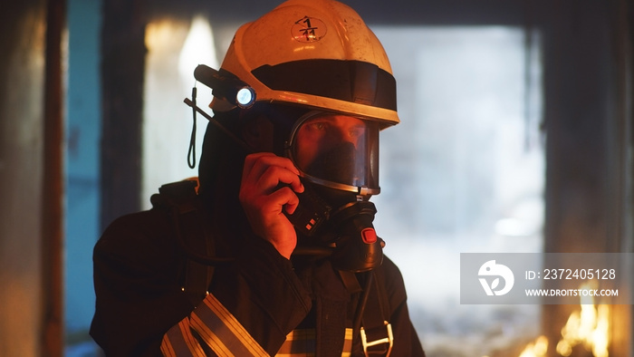 消防员在燃烧的大楼里用无线电讲话