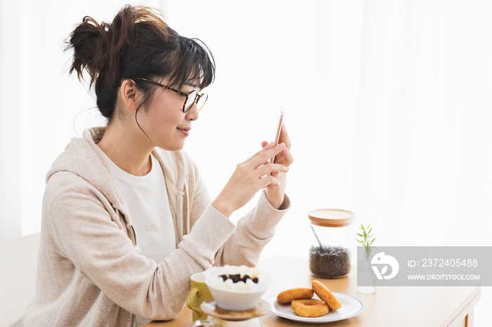 女性　スマホ　操作