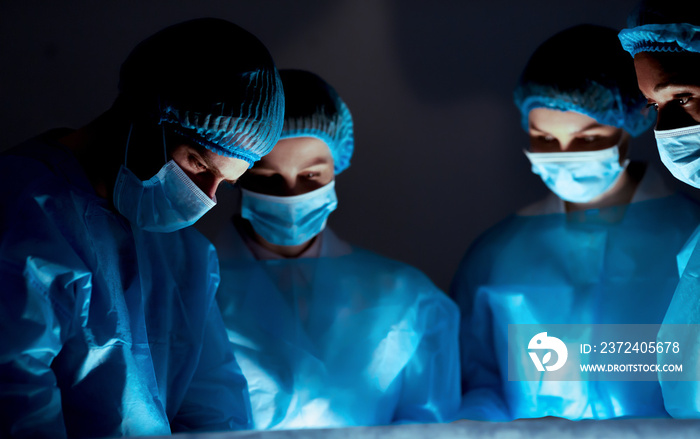 在医院进行手术的专业外科医生团队