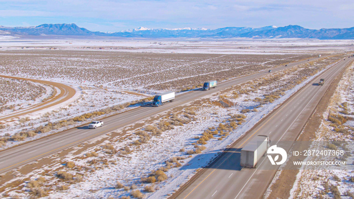无人机：卡车在犹他州的一条高速公路上运送货物。
