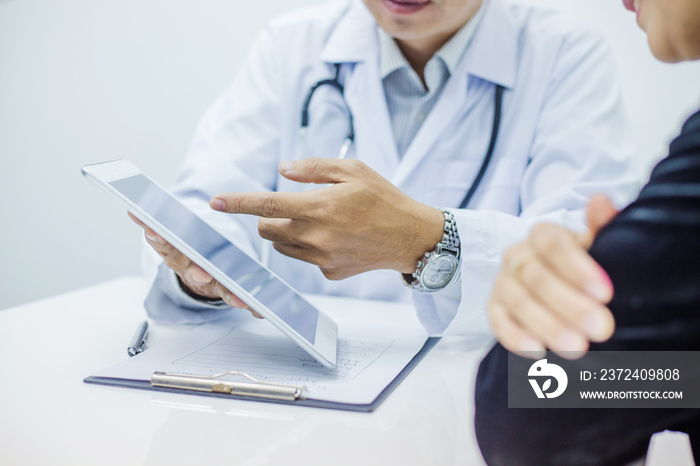 医生使用数字平板电脑与患者进行会诊