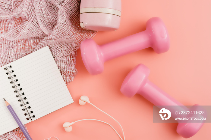 健身器材哑铃的造型库存摄影粉色背景上的记事本铅笔和耳机
