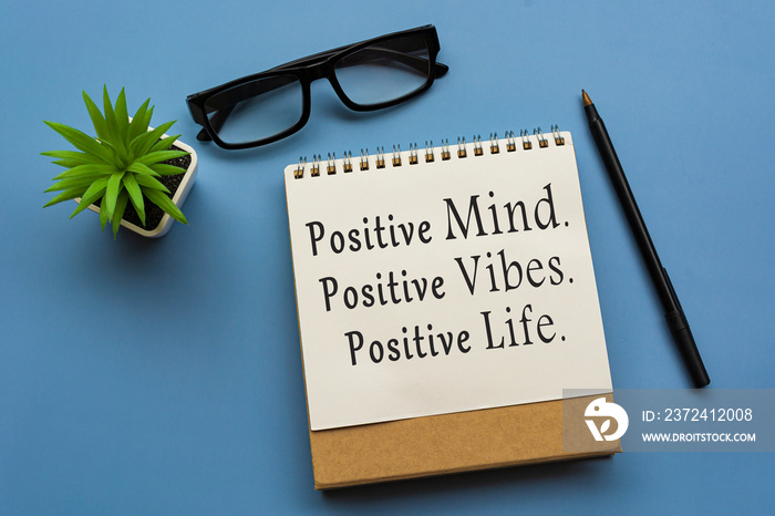 Motivational quote on notepad - Positive Mind, Positive Vibes, Positive Life.