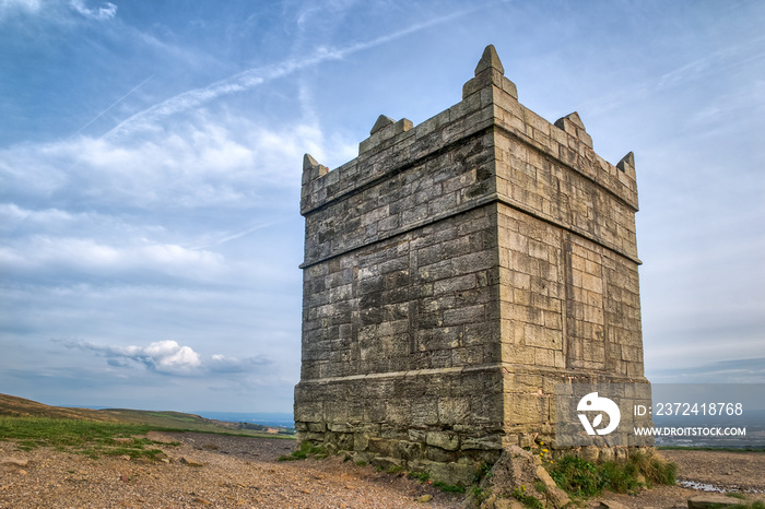 Rivington Pike Tower山顶公共步道上的石头建筑