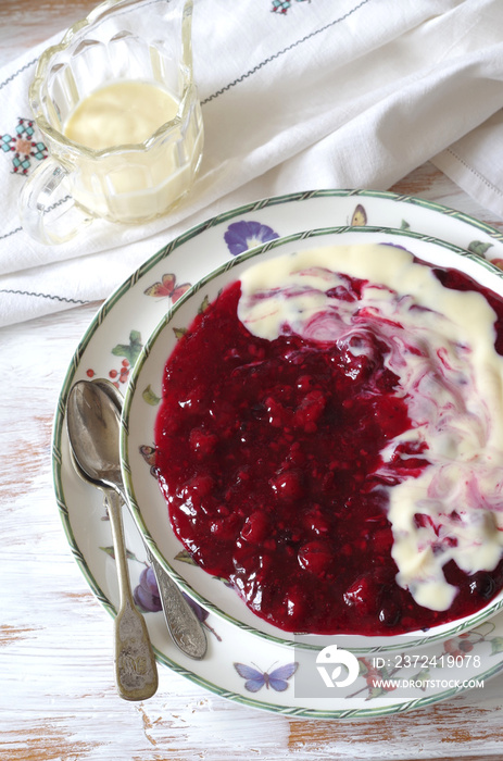 rote Grütze mit Vanillesoße