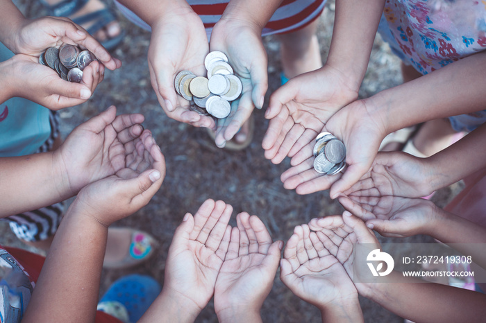 圈子里一群手握金钱的孩子，一起成为金融和慈善的概念