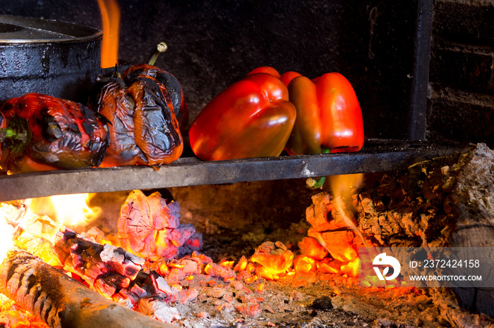 Pimiento rojo california asado al fuego en una parrilla