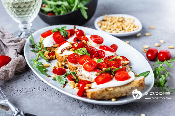 Bruschetta mit Kirschtomate und Mozzarella