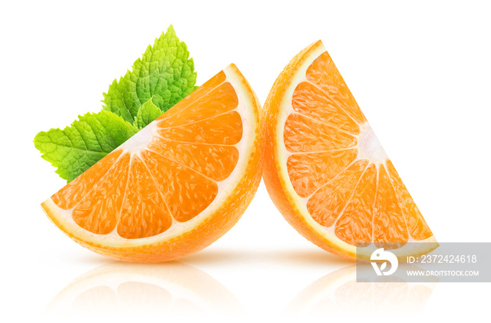 分离的橙色切片。两片白色背景上分离的带有薄荷叶的橙色水果。