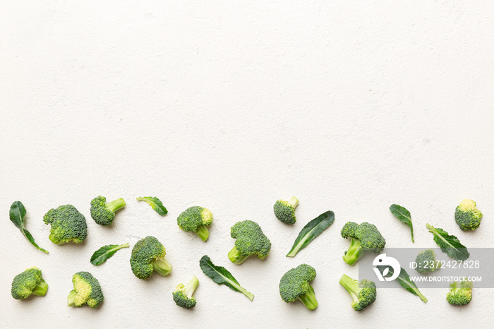 彩色背景上的新鲜绿色西兰花蔬菜俯视图。西兰花卷心菜头健康或蔬菜