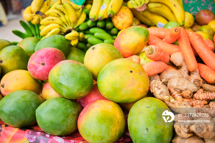 Fruits tropicaux sur un marché dans les Antilles françaises en Guadeloupe