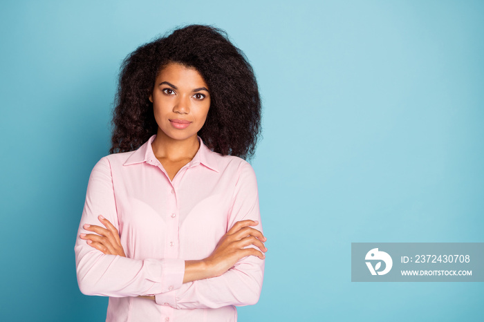 Photo of amazing wavy dark skin business lady crossing arms bossy self-confident look wear pink form