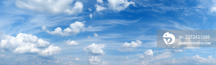 Schöner romantischer blauer Himmel mit weißen Wolken - Panorama