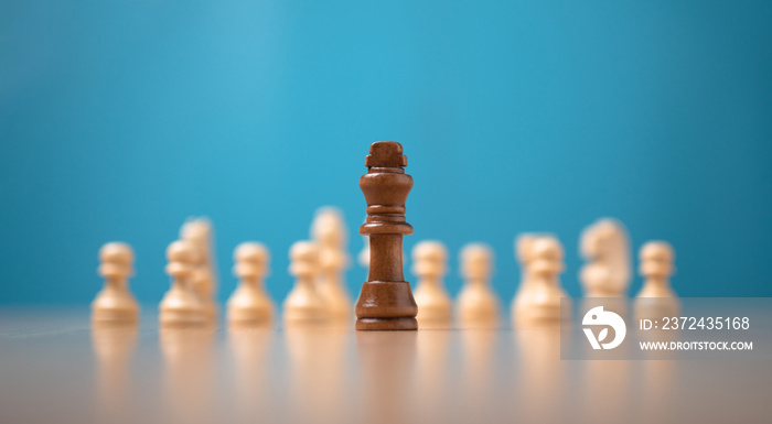 King Brown国际象棋站在白棋面前，新创业的概念必须有勇气和ch