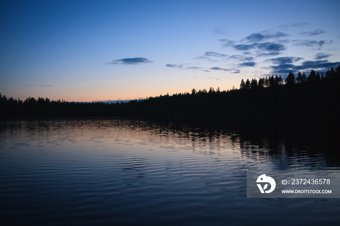 夏日夜晚的平静湖景