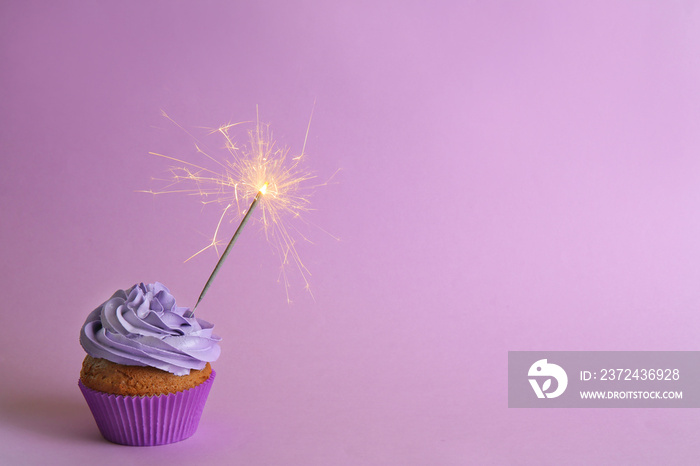 淡紫色背景下闪闪发光的新鲜美味纸杯蛋糕