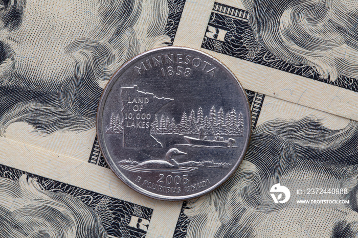 美元纸币的对称组成和明尼苏达州的四分之一。