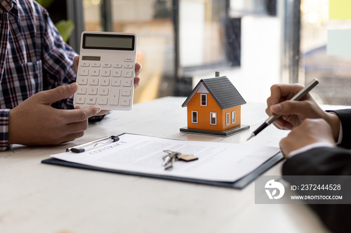 A rental company employee is calculating the cost for the customer to agree to sign a rental contrac