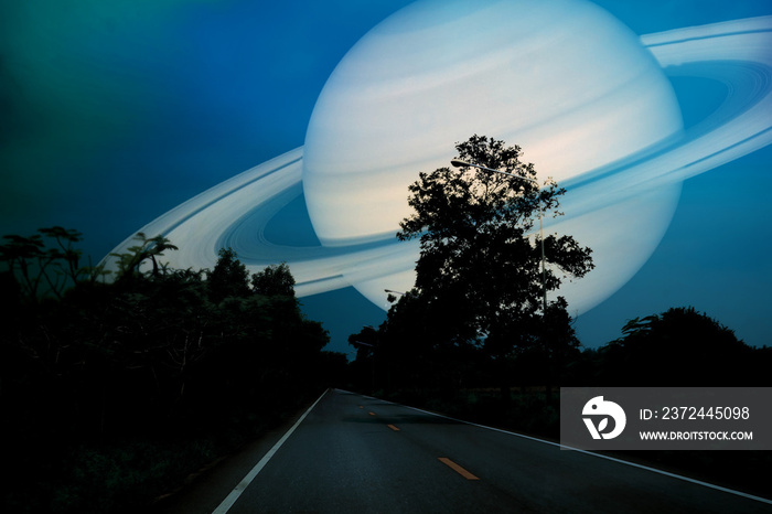 土星在乡村公路上空的夜空中靠近地球