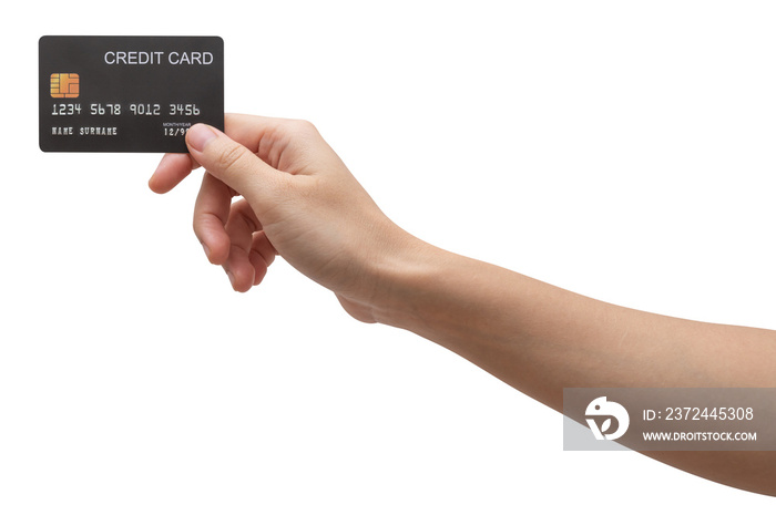 一个女人手里拿着一张隔离在白底上的黑色信用卡。