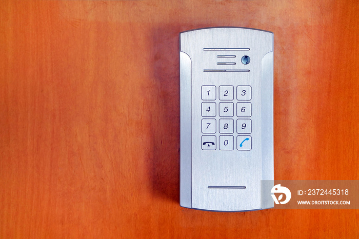 在红色木质背景下打开家门口的键盘上的安全密码。密码代码Secur
