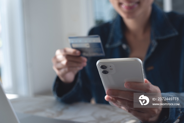 使用信用卡和手机进行数字银行和网上购物的女性特写v