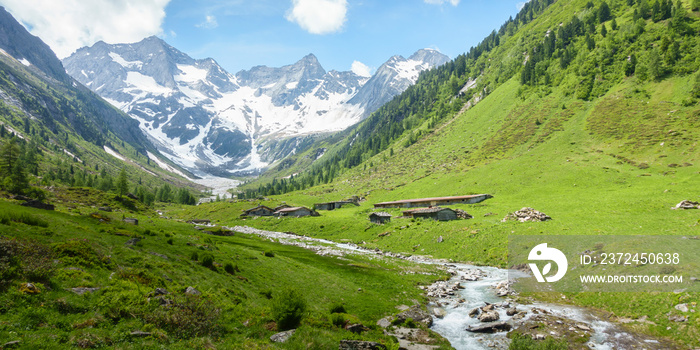 Panorama einer Berglandschaft mit Gletscher und Gebirgsbach