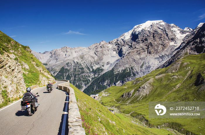 在阿尔卑斯山著名的道路上骑摩托车近距离观看Passo Stelvio。所有人最喜欢的地方