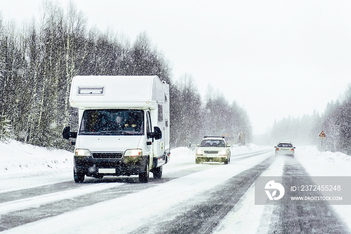 冬季拉普兰芬兰罗瓦涅米公路上的大篷车