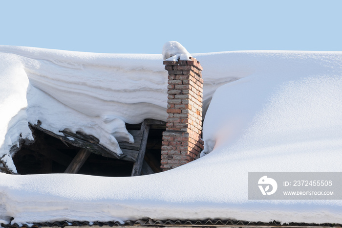 屋顶在雪的重压下倒塌。在阳光明媚的日子里，屋顶和烟囱受损。