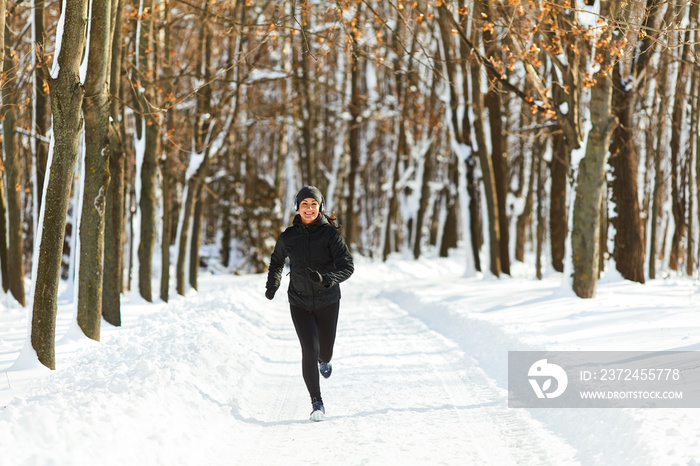 冬天在雪地里慢跑的女孩在大自然中