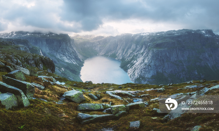 Trolltunga岩石附近的Ringedalsvatnet湖全景-年最壮观、最著名的悬崖