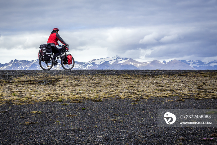 冰岛南部一条所谓环路上的自行车手