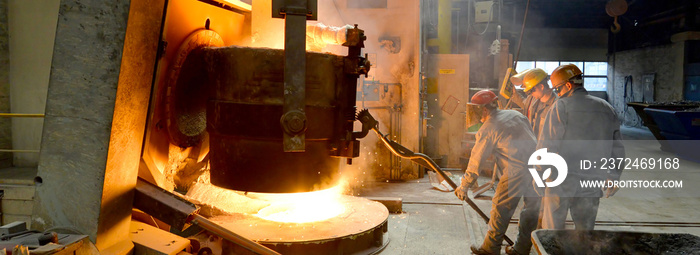 Arbeiter in einer Giesserei // Workers in a foundry