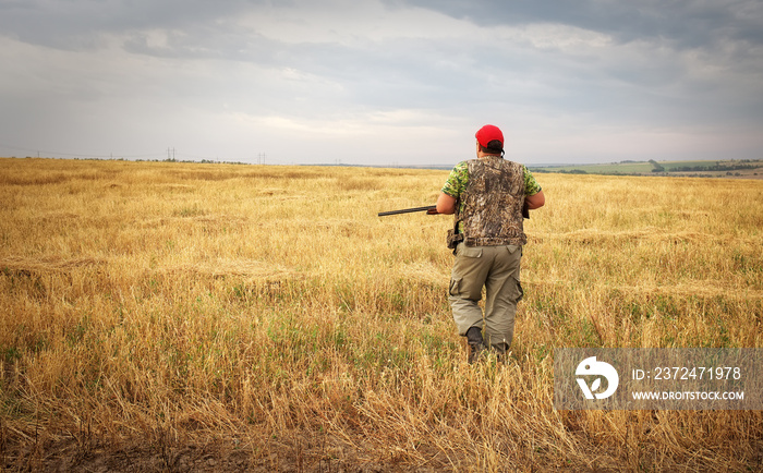 猎人拿着猎枪四处寻找猎物。