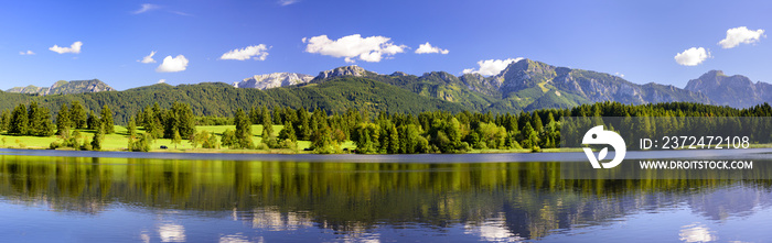 Panorama Landschaft im Allgäu bei Füssen mit Bergkette der Alpen