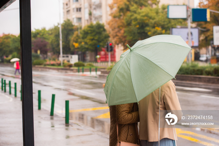 下雨时等公交车