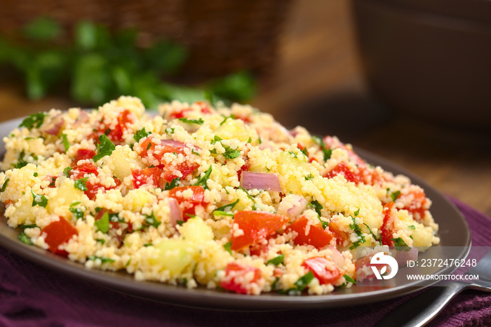 Taboule, ein arabischer vegetarischer Salat aus Couscous, Tomate, Gurke, Zwiebel, Knoblauch, Petersi