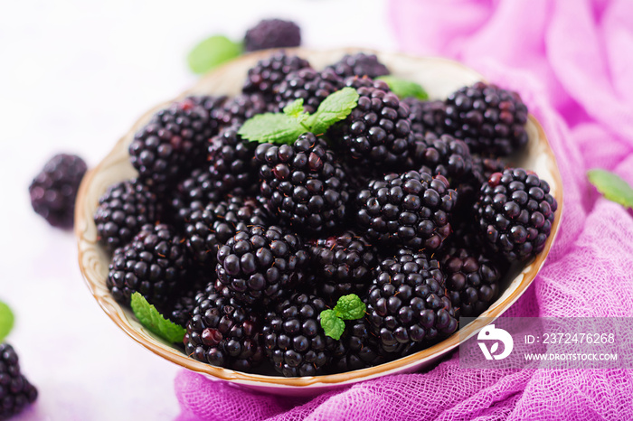 餐桌上的夏季浆果。健康的生活方式理念，碗里的黑莓。