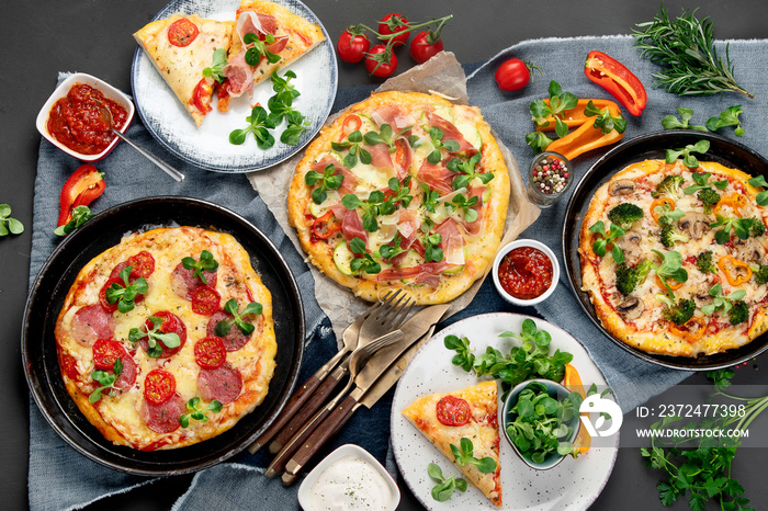 美味的新鲜披萨，有各种各样的酱汁和蔬菜。家常菜的概念。
