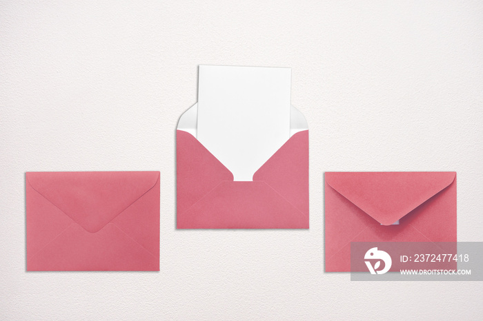 三个白色背景的粉色信封，一个打开，里面有一张纸条。放你的短信。送达